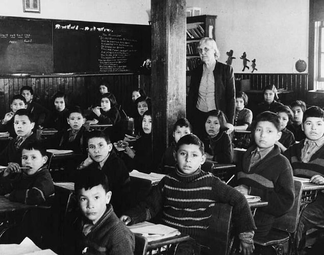 Kanada resmi kayıtlarına göre Marieval Kızılderili Yatılı Kilise Okulu, 1899'dan 1997'ye kadar eyaletin başkenti Regina'nın yaklaşık 140 kilometre doğusunda, Cowessess yerlilerinin olduğu bölgede faaliyet gösterdi.