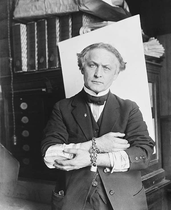 4. Houdini'nin ölüm nedeni patlayan apandisitinin yol açtığı karın iltihaplanması olsa da, aile üyeleri de dahil olmak üzere birçok insan onun mistik ve spiritüalistler tarafından öldürüldüğüne inanıyor.
