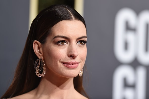 11. Anne Hathaway, Amazon yapımı The Idea of You filminin başrolünde yer alacak.