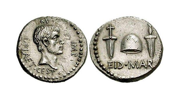 48. Sezar'ın ölümünden kısa bir süre sonra Brütüs kendi portresinin olduğu madeni paraları piyasaya çıkartmıştır.
