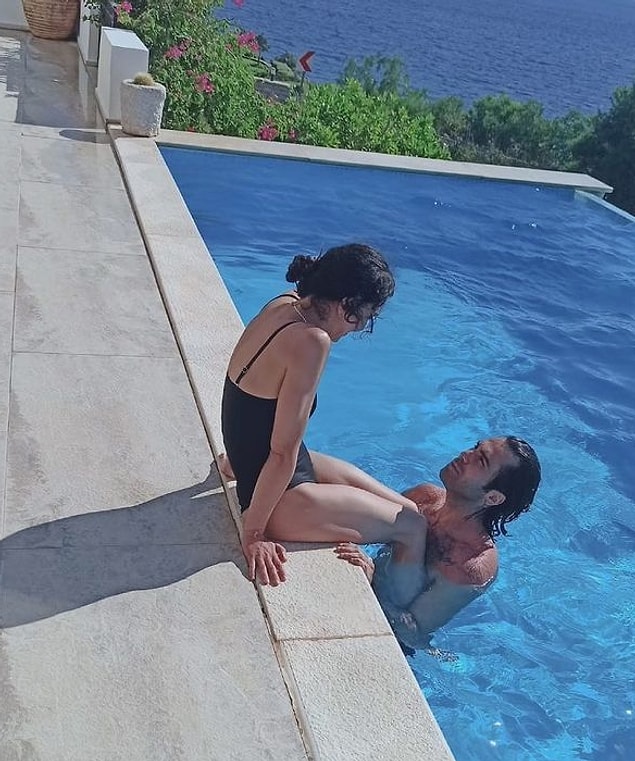 Ünlü oyuncu şu anda sevgilisi Dinç Aydoğdu ve oğlu Leon ile beraber Bodrum’da tatilde.