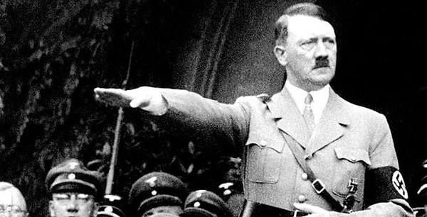 Meşhur Hitler duruşu da var. Kartal pençesi şeklinde durduğunuz da "Benim kontrolüm altındasınız." mesajını veriyor. Söylediklerine odaklanmamız için bu duruşu sergiliyor.