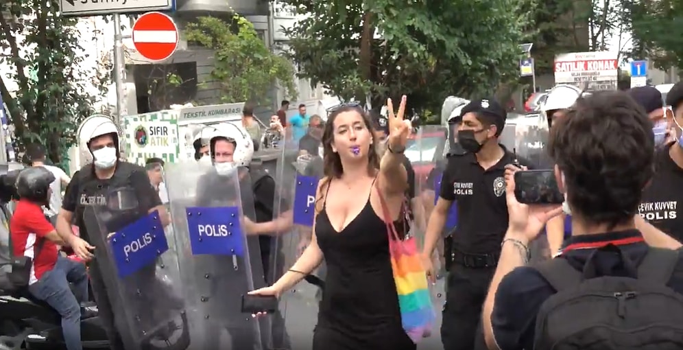 Onur Yürüyüşü'nde Türklere Gözaltı Yapılırken Alman Kadın, Polislerin Önünde Dans Ederek Yürüdü