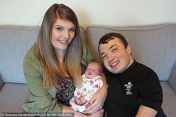 Джеймс сказал: «Держать дочь на руках - определенно одно из двух лучших вещей, которые я когда-либо делал. Женитьба на Хлои была другим лучшим днем в моей жизни».