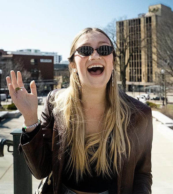 8. Когда вы думаете, что кто-то машет вам, вы машете в ответ, но они махали кому-то позади вас