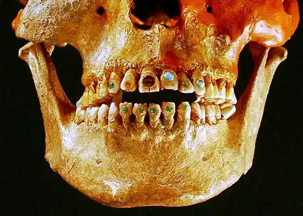 27. Mayalar eski matkapları kullanarak dişlerini süslerdi.