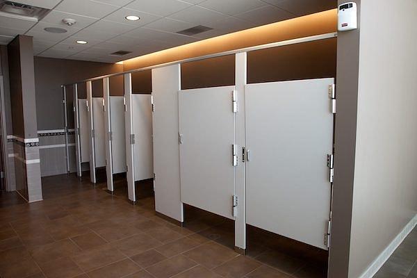 18. "Buradaki umumi tuvaletlerde aşırı büyük boşluklar var. Hem temizlemesi daha kolay olduğu için hem de insanların içeride gizli işler çevirmemesi için bu şekilde yapılmış."