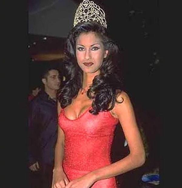 Güzelliği, o daha 18 yaşındayken keşfedilmiş. 25 yıldır ekranlarda gördüğümüz Çağla Şıkel ünlüler dünyasına, 1997 yılında katıldığı Miss Turkey yarışmasında birinci olarak girmiş.