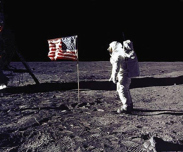 15. Richard Nixon, Neil Armstrong ve Buzz Aldrin'in Ay'dan geri dönememesi ihtimalini de düşünerek yedek bir konuşma hazırlamıştı.