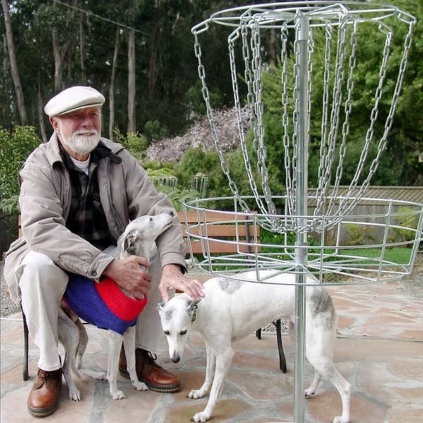 10. «Устойчивый» Эд Хедрик, который усовершенствовал дизайн фрисби и изобрел игру в фрисби-гольф, попросил, чтобы после его смерти его прах был использован для изготовления набора фрисби ограниченным тиражом - и сразу после его смерти в 2002 году, его желание было выполнено. Некоторые фрисби были розданы семье и друзьям, а другие были проданы, чтобы помочь финансировать Мемориальный музей Хедрика.