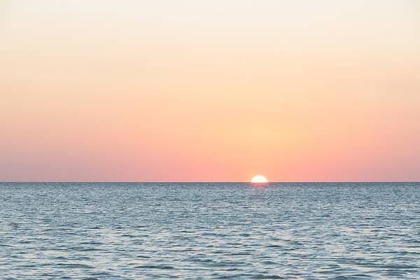 3.В Тихом океане есть очень удаленная область, называемая «океаническим полюсом недоступности» - чаще называемая «Точка Немо» - и это самое дальнее расстояние, на которое можно попасть с суши в любом направлении. Если вы когда-нибудь окажетесь в точке Немо, ближайшие люди могут оказаться прямо над вашей головой на Международной космической станции.