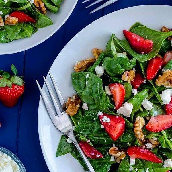 11. Çilekli Ispanak Salatası Tarifi: