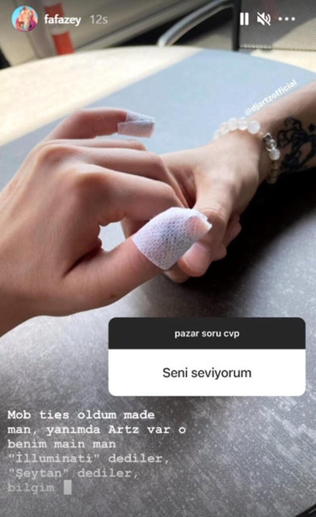 6. Farah Zeynep Abdullah, asıl adı Efe Çelik olan DJ Artz ile yeni bir aşka yelken açtığını sosyal medya hesabından duyurdu.