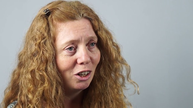 Karen Byrne, 27 yaşında epilepsisini kontrol altına almak için girdiği bir ameliyattan çıktıktan sonra sol elinin istemsiz olarak hareket etmeye başladığını söyledi.