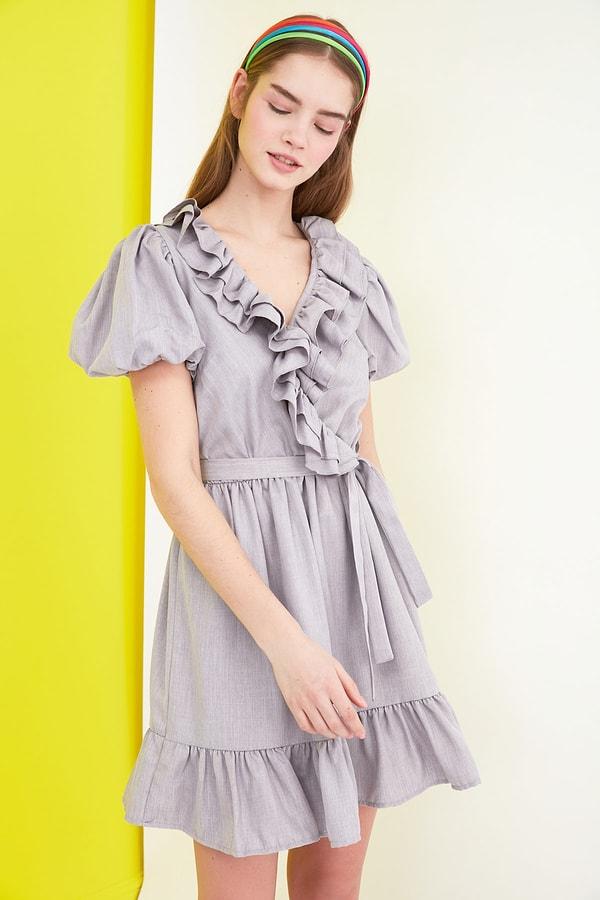 10. Gri renk beli kuşaklı bu elbise de günlük kullanım için sade ama şık bir tercih olacaktır.