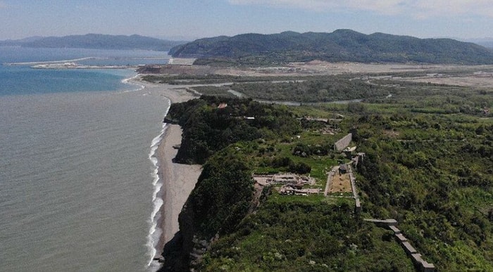 2 Bin 700 Yıllık Tarih Tehlike Altında: Karadeniz’in Tek Antik Kentinde İnşaatın Önü Açıldı