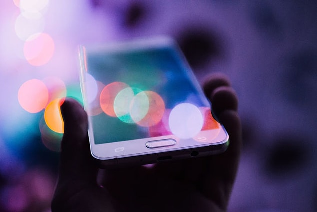 17. Akıllı telefonları rüyalarınızda göremezsiniz. Araştırmalar, akıllı telefonlar gibi modern cihazlar daha yeni olduğu için insan beyninin henüz bu aletlere alışmadığını gösteriyor.