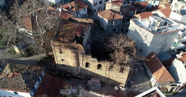 Tirilye Mahallesi’nde kilise olarak kullanılan bina 1928 yılında Yunanistan’dan gelen Giritli Ali Durak isimli Türk bir aileye verildi.