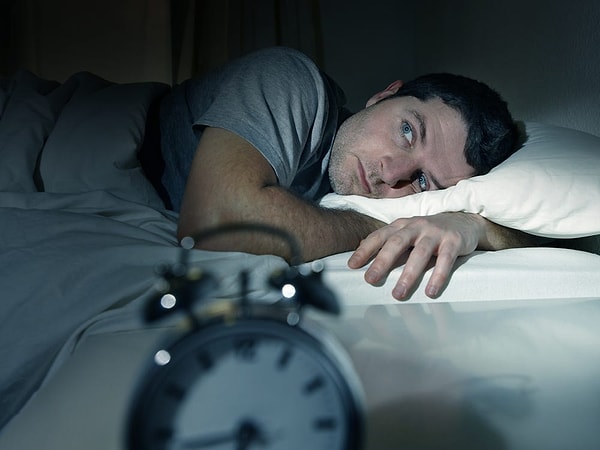 Eğer gece 3'te aniden uyanıyorsanız, bunun ilk nedeni derin uykudan normal uykuya geçiyor oluşunuzdur.