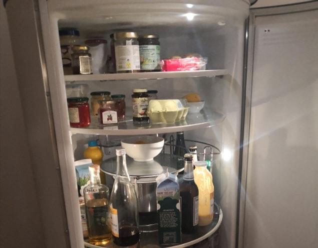 24. İçindeki her şeye kolayca ulaşabilmeniz için rafları döndürülebilen buzdolabı:
