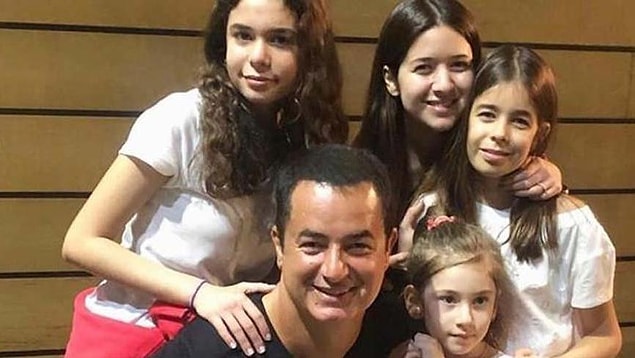 Kendisi şimdiye dek 3 kez evlendi bildiğiniz üzere. Bu evliliklerden olan da 4 tane kız evladı var.