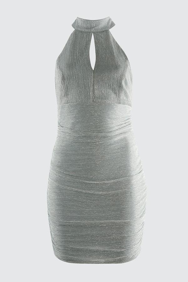 18. Gri ışıltılı drapeli elbise, abiye elbise arayışında olanlar için şık ve uygun fiyatlı bir seçenek.