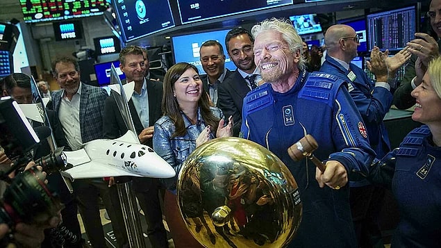 Branson uzay yolculuğu yapan ilk milyarder oldu.