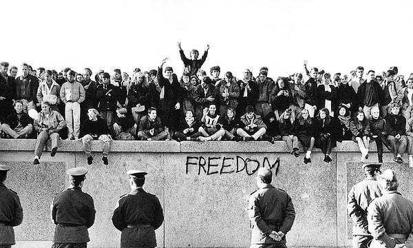 5. 2 Kasım 1989 tarihinde Berlin Duvarı'nın yıkılışını ve sınırların kaldırılmasını kutlayan Almanyalı gençler: