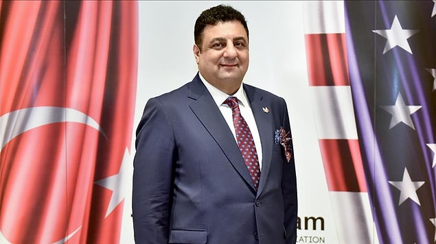 İyi derecede İngilizce, Rusça ve Fransızca bilen Ali Osman Akat 2010-2021 yılları arasında Türk Amerikan İş Adamları Derneği başkanlığı yapmıştır.