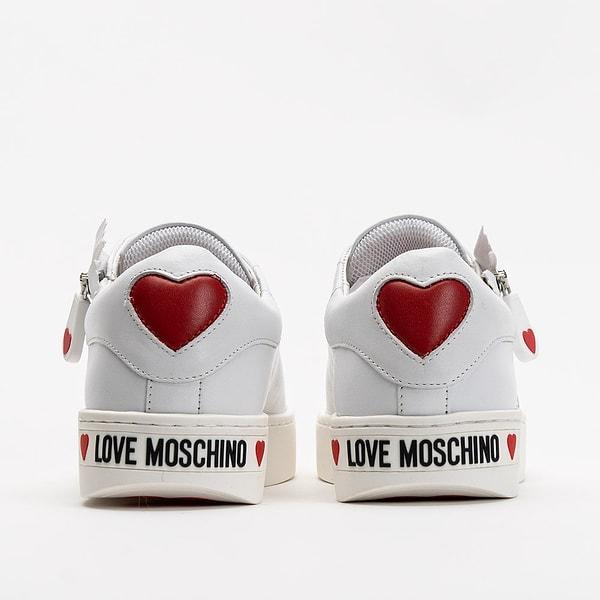 Moschino markasının en tarz sneaker modelleri arasında yer alan bu ayakkabıya bayılacaksınız! 😍