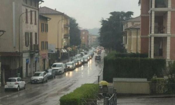 5. Ребята думают, что там пробка, но на самом деле это стоит припаркованный автомобиль