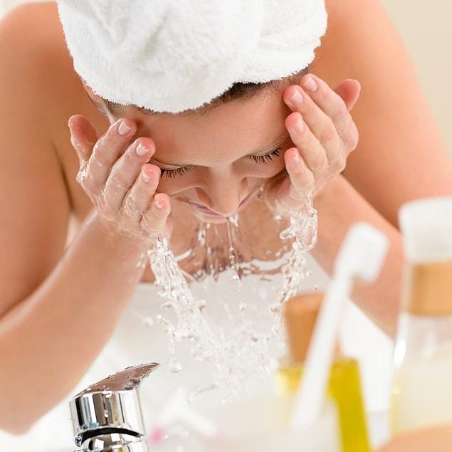 1. İşe önce doğru cilt bakım ürünlerini kullanmakla başlayabilirsiniz. İlk adım elbette cildinizi temizlemek.
