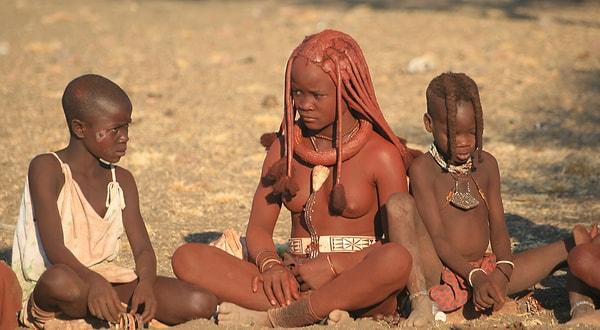 Avcılık ve toplayıcılık ile geçinen Himbalar, çok ciddi kuraklıklarla karşılaşsalar da günümüze kadar gelmeyi başardı.