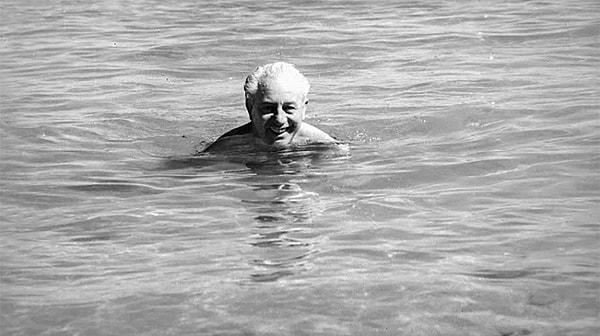 3. "Adamlar bir Başbakan kaybettiler! Cidden, adam okyanusta kayboldu. Peki koskoca Başbakanı nasıl onurlandırdılar? Bir yüzme havuzunun adını vererek!"