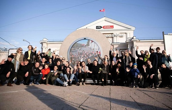 7. Хотя это не портал, который мы видим в фильмах или о котором читаем в книгах, он все же ближе всего к телепортации, и это настолько круто, что вы можете общаться просто со случайными людьми на улице, которые находятся за сотни километров от вас