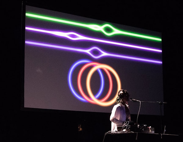 5. Менее 1% людей могут слышать цвета или видеть звуки (синестезия)