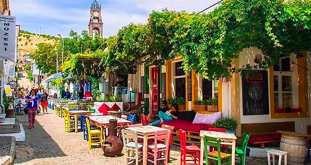 Bozcaada tarihi yapıları, minnoş sokakları ve serin suları ile Türkiye'nin en çok tercih edilen yazlık beldelerinden bir tanesi.