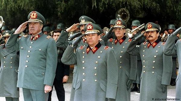 Pinochet, 1998 yılında bel fıtığı tedavisi için gittiği Londra'da tutuklandı.