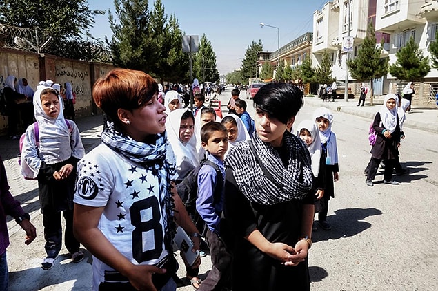 Afganistan'da erkek çocuk çok önemli. Kadınların bekarken koruyucuları babaları; evlenince de kocaları ve oğulları. Erkek çocuk doğurmayan kadınlar zayi olmuş görünüyor.
