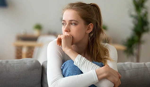 İyi haberi verelim; bu durum tıpkı akşamdan kalmışlık gibi geçici! O yüzden lütfen kendinizi böyle bir durumun içindeyseniz yıpratmayın. Unutmayın, kendinize sürekli ‘acaba’ soruları sormak bulunduğunuz durumu daha da büyük bir çıkmaza sokar.