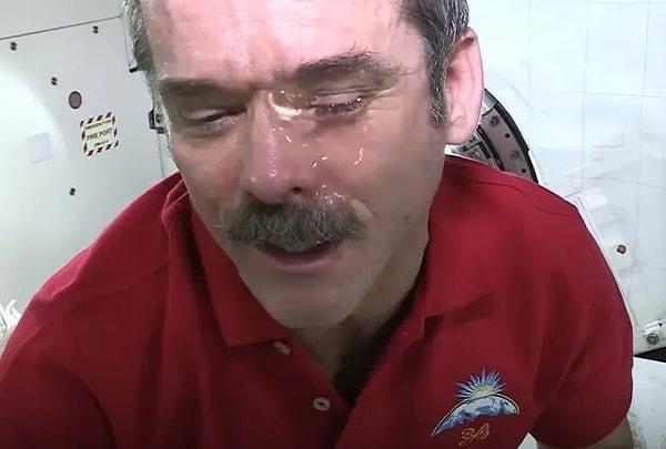 Gözlerini su ile ıslatan astronot, deneyi şu şekilde açıklamış: