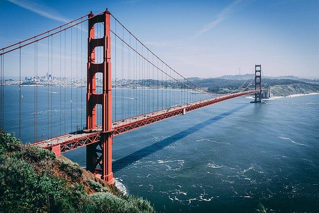 Aslında Golden Gate Köprüsü pek çok kişinin intihar etmeyi tercih ettiği ve intiharları ile ünlü bir köprü.