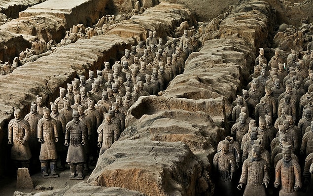 1. Çinli bir çiftçi 1974 yılında kazdığı alanda 2 bin yıldır yerin altında olan Toprak Askerler'i (Terracotta Ordusu) gün yüzüne çıkardı.