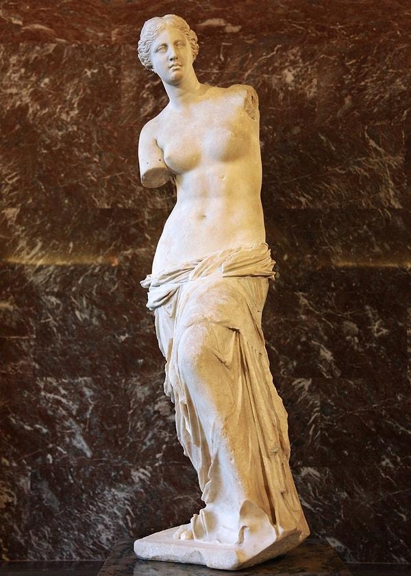 5. Antik Yunan heykel sanatının en önemli eserlerinden Milo Venüsü, 1820 yılında Milos adasında bir köylü tarafından toprağa gömülü hâlde bulundu.