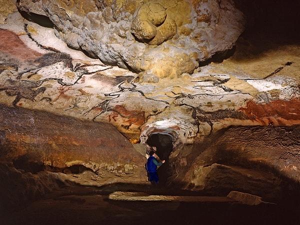 13. 1940 yılında Fransa'nın kırsalında yürüyüşe çıkan dört çocuk, Üst Paleolitik Çağ'a kadar tarihlenen inanılmaz bir mağara kompleksi keşfettiler. Lascaux Mağarası adlı bu yapıda 600'den fazla duvar resmi yer alıyor.