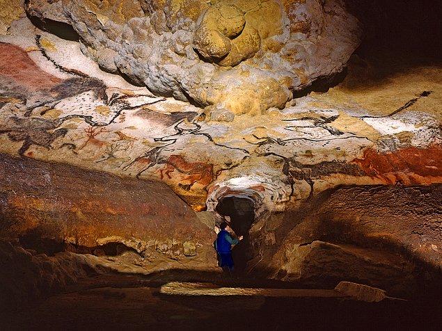 13. 1940 yılında Fransa'nın kırsalında yürüyüşe çıkan dört çocuk, Üst Paleolitik Çağ'a kadar tarihlenen inanılmaz bir mağara kompleksi keşfettiler. Lascaux Mağarası adlı bu yapıda 600'den fazla duvar resmi yer alıyor.