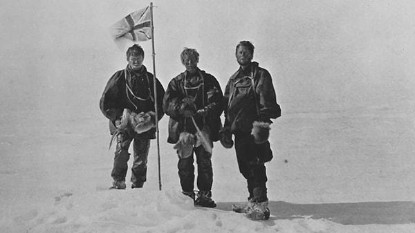 Avustralyalı jeolog ve kaşif Douglas Mawson ve ekip arkadaşları, tarihler Aralık 1911'i gösterdiğinde Antartika'yı keşfetmek üzere bir yolculuğa çıkar.
