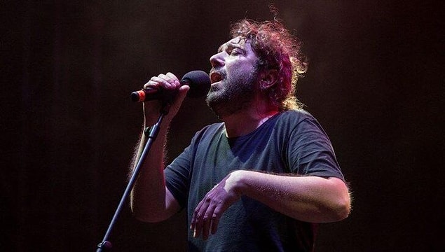Yasakların kalkmasıyla tekrardan sahnelere dönen Halil Sezai, dün akşam çıktığı sahnede yeni bir skandala daha imza attı.