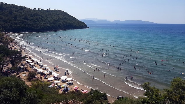 Kuşadası'ndaki tatilciler, Milli Park'taki plajlarda yoğunluk ve fiyat politikası nedeniyle ilçedeki diğer belediye plajlarını tercih etti.