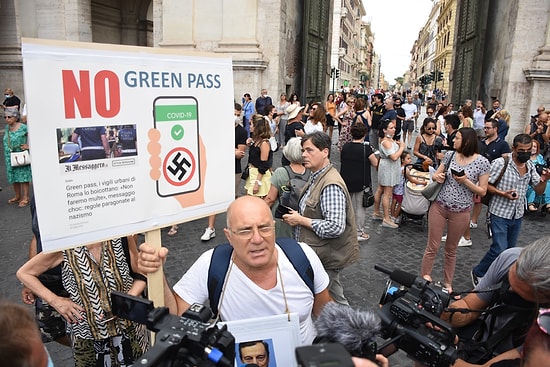 Türkiye'ye de Gelir mi? İtalya'da Aşıyı Zorunlu Hale Getiren 'Yeşil Geçiş' Protesto Edildi